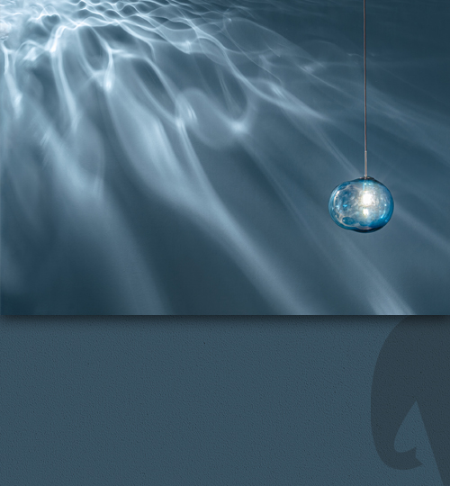 Eine grafische Darstellung mit einem sanften, blauen Wellenmuster im Hintergrund. Ein schimmerndes, kugelförmiges Lichtobjekt hängt oberhalb des Textes und verstärkt die moderne Ästhetik des Designs.